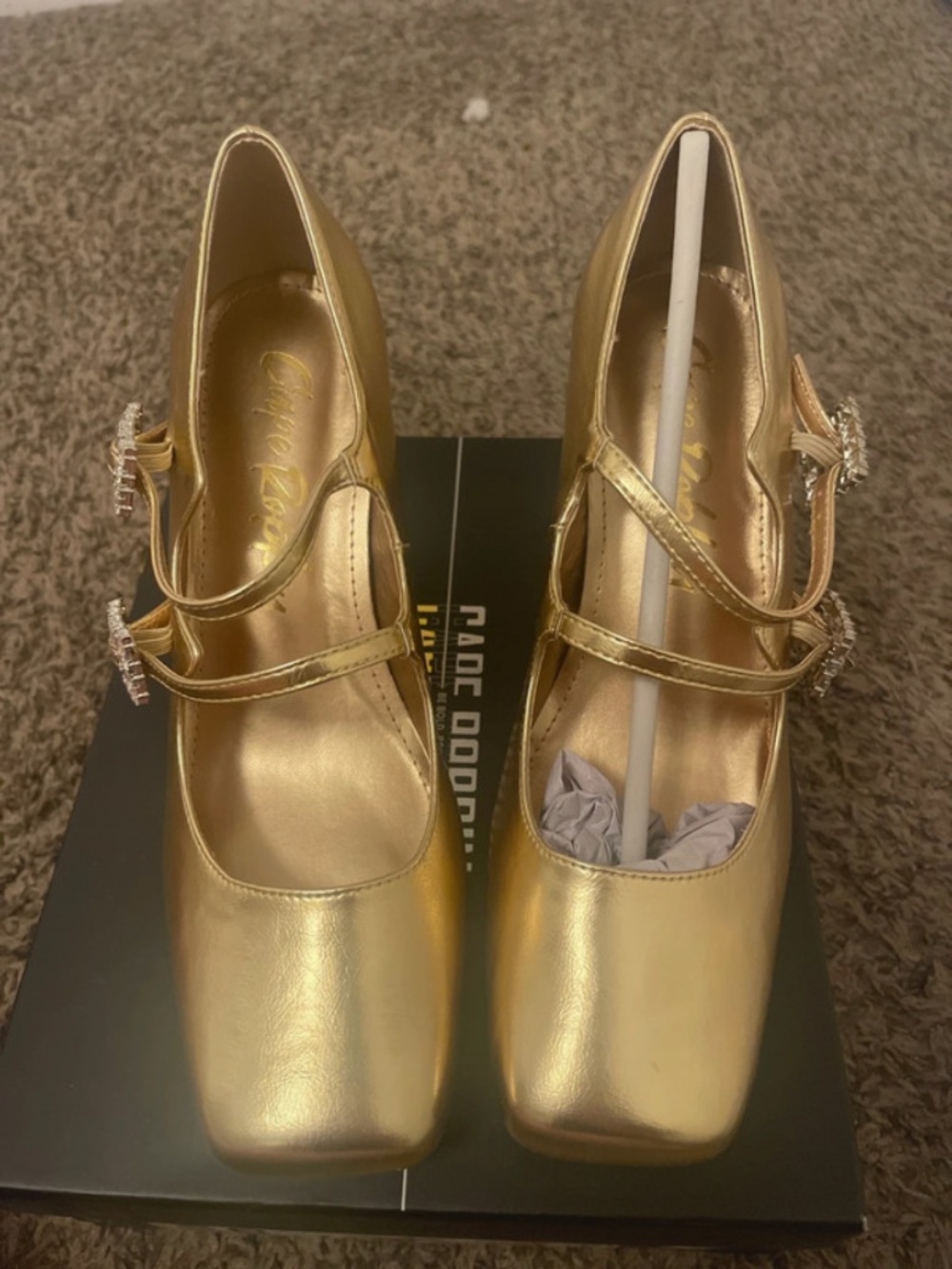 Gold Maryjane heels